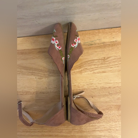Qupid Brown Embroidered Pointed Ankle Strap Sandals - Picture 6 of 8